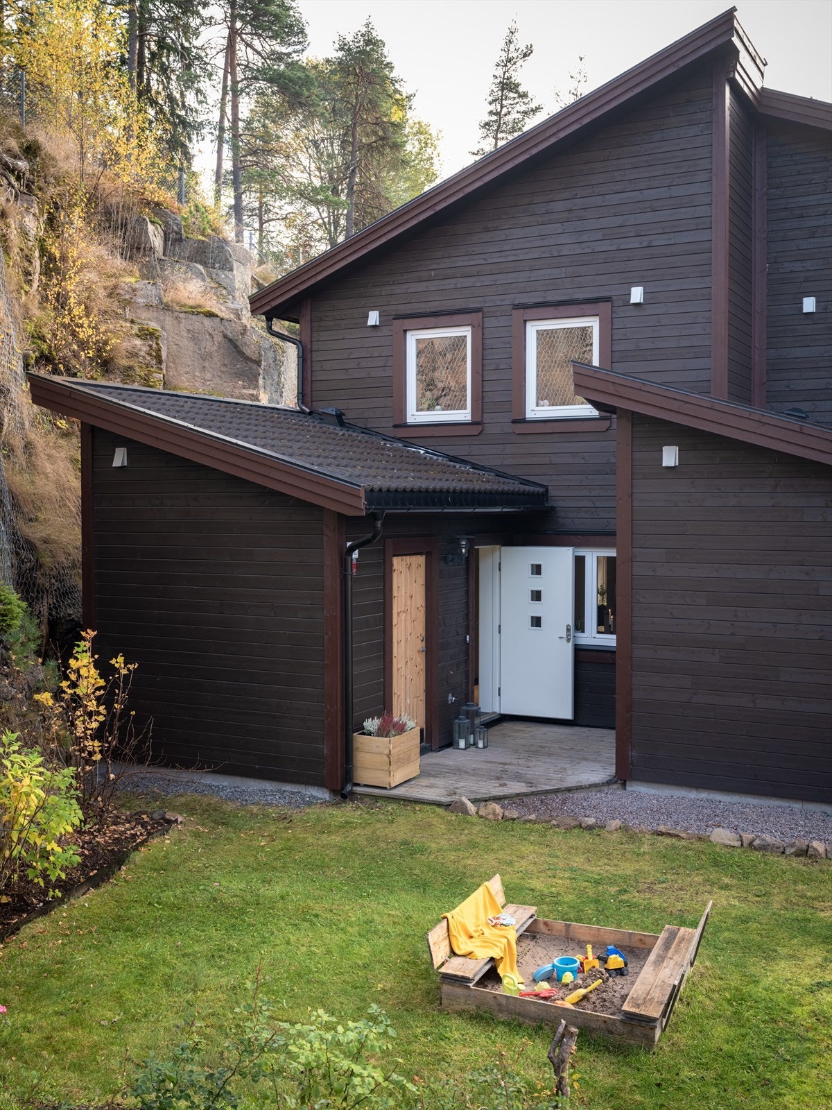 Moderne endebolig fra 2014 med tilbaketrukket og barnevennlig beliggenhet. Galleribilde