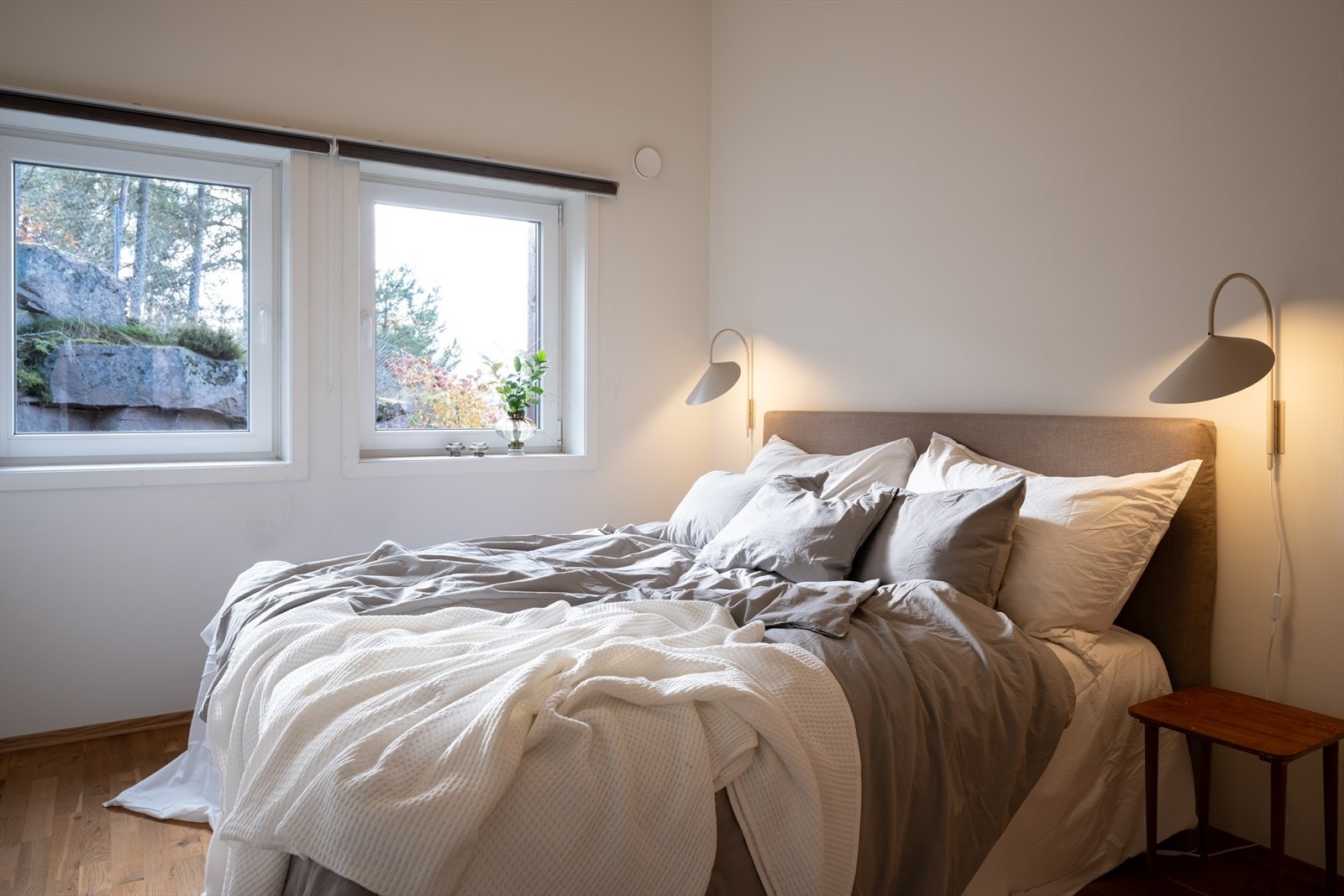 Romslig hovedsoverom med plass til dobbeltseng og garderobe. Galleribilde