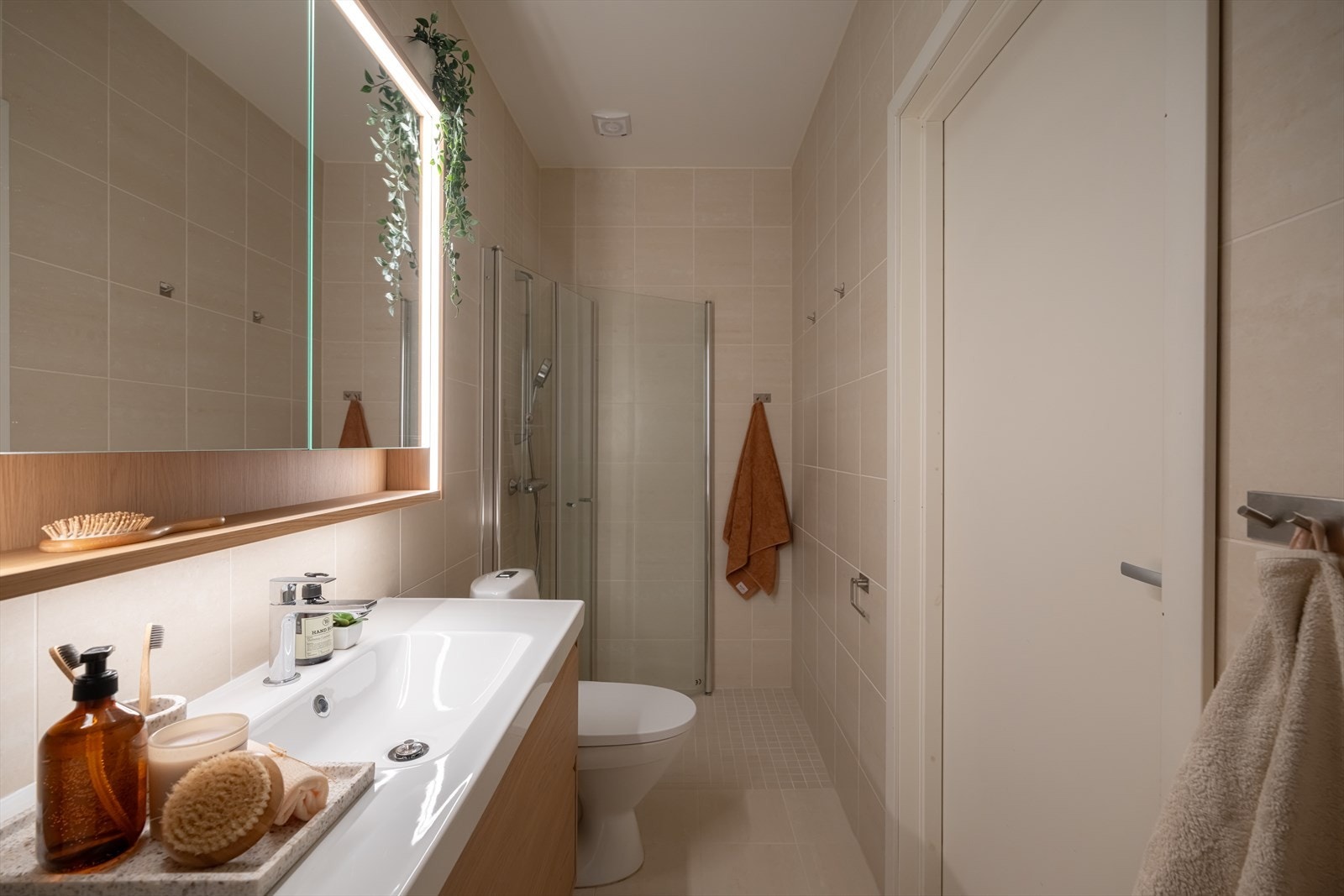 Nytt servantmøbel og speil med lys oppgradert i 2025. Galleribilde