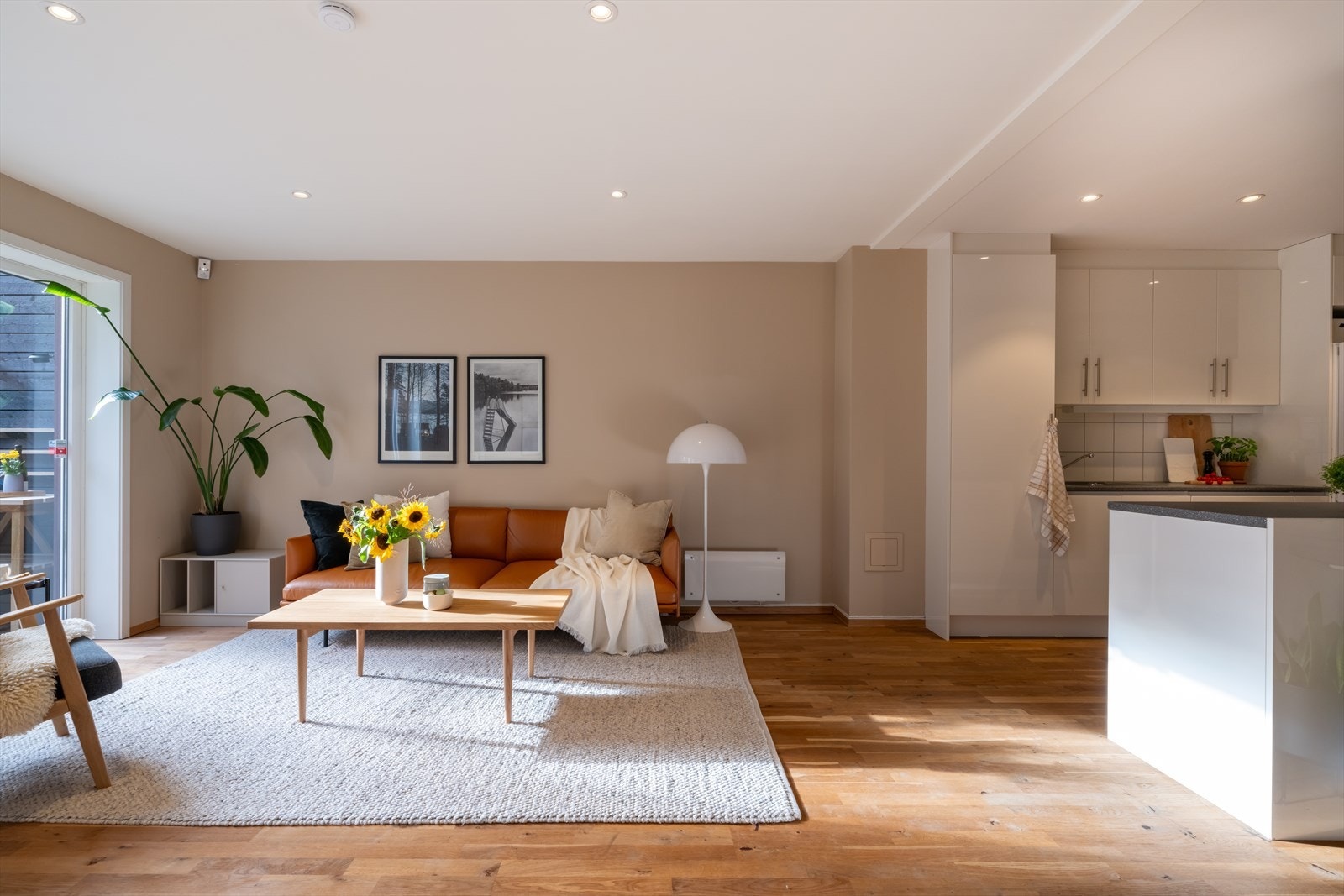 Sosial løsning inn til kjøkken. Flere downlights i himling Galleribilde