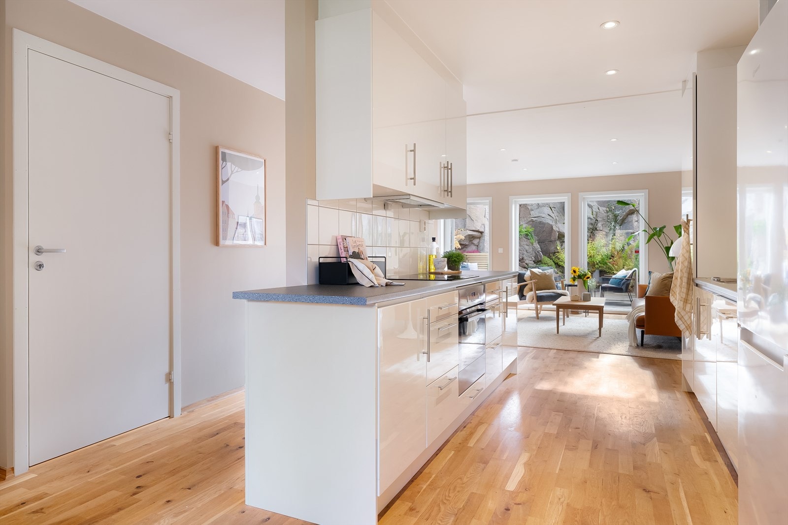 Nedfelt vaskekum og delvis integrerte hvitevarer. Galleribilde