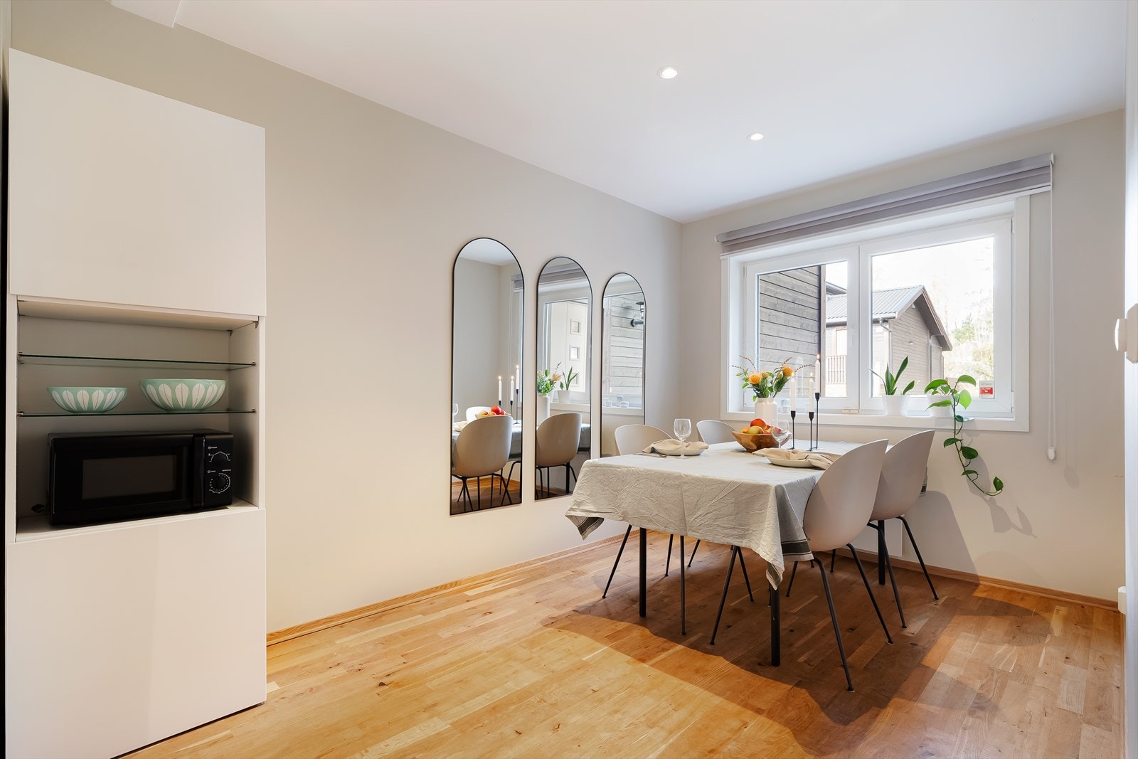 Spiseplass i tilknytning til kjøkken og stue med god plass til stort bord. Galleribilde