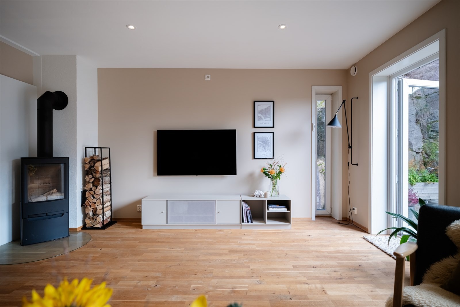 Vinduet østveggen slipper inn ekstra lys i stuen. Galleribilde