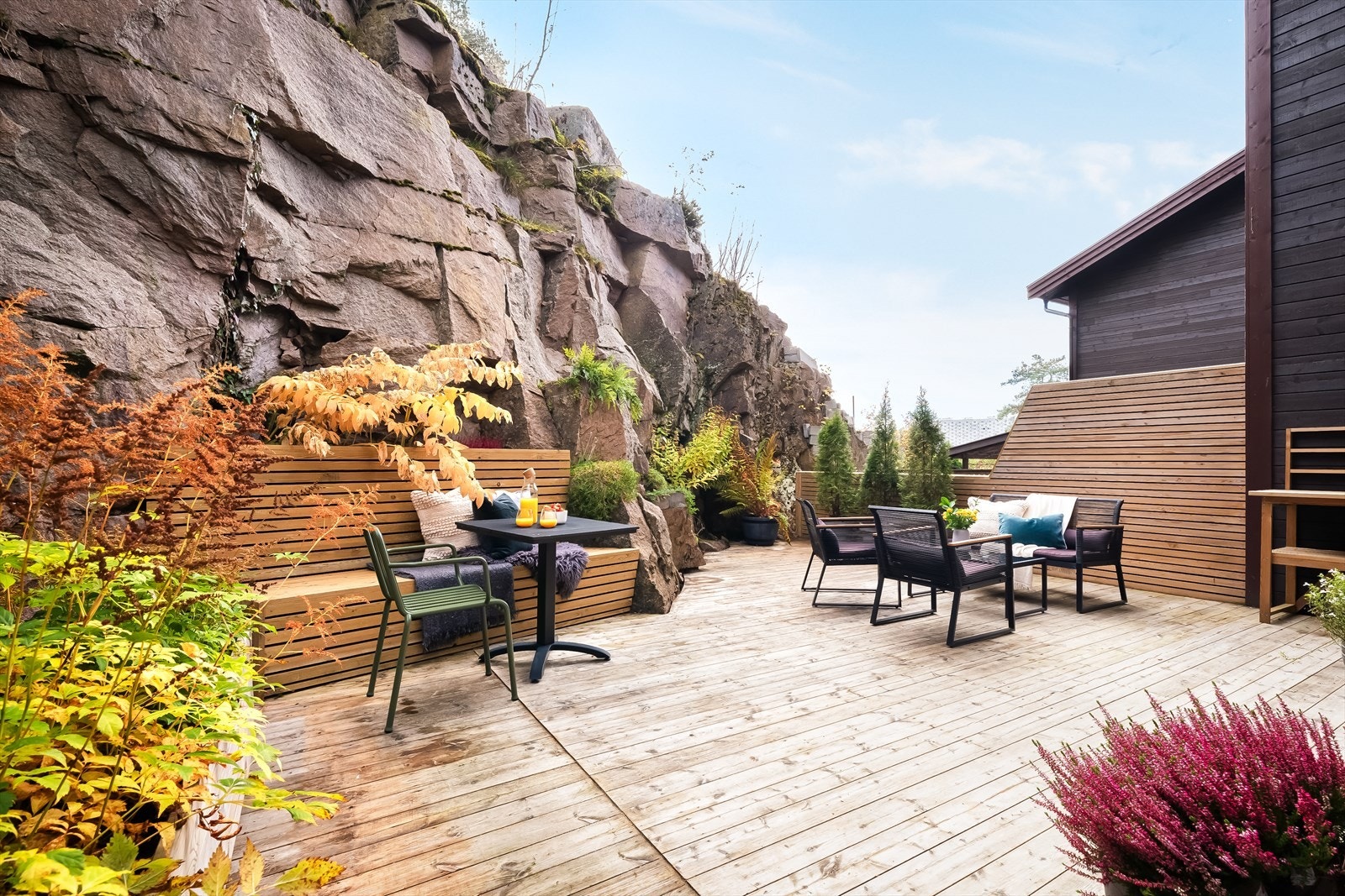 Fasade mot fjellsiden og hageområde. Galleribilde