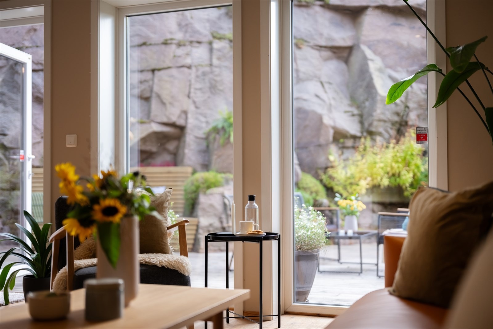 Vindusflater som strekker seg helt fra gulv til tak slipper inn rikelig med dagslys. Galleribilde