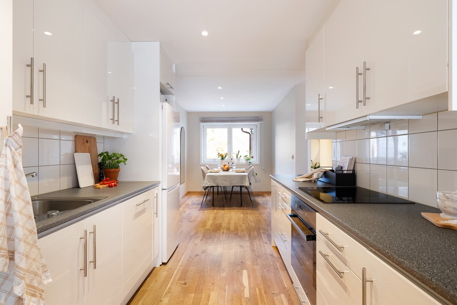 Kjøkkenventilator med avtrekk til aggregat og ut over tak. Galleribilde