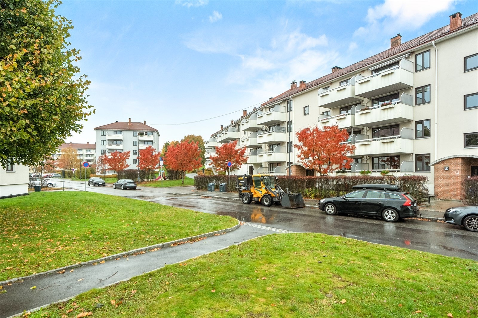 Borettslaget har parkeringsplasser som leies ut etter ventelisteprinsippet. For øvrig er det også gateparkering i området. Galleribilde
