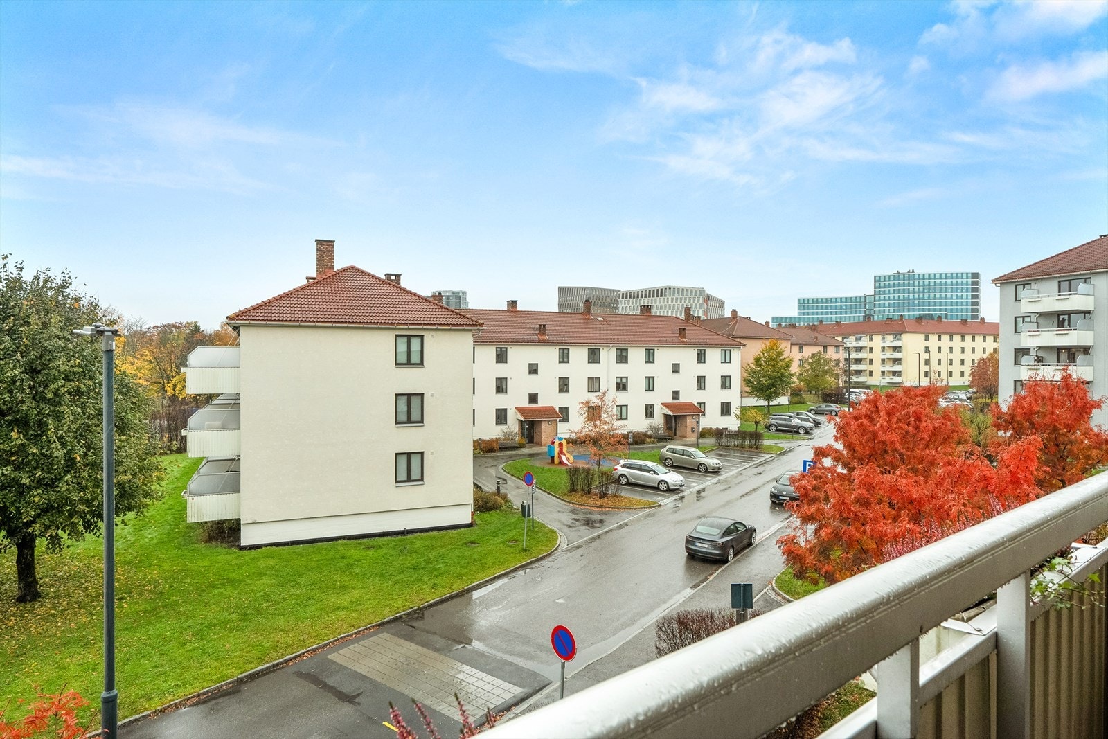 Utsyn fra balkongen. Her får du ingen blokker tett mot deg.
Borettslaget fikk i 2022 to velferdsrom, et nytt og et gammelt - begge kan leies via Vibbo. Perfekt for å arrangere større selskaper hvor det bl.a er fullt utstyrt kjøkken og tre toaletter. Galleribilde
