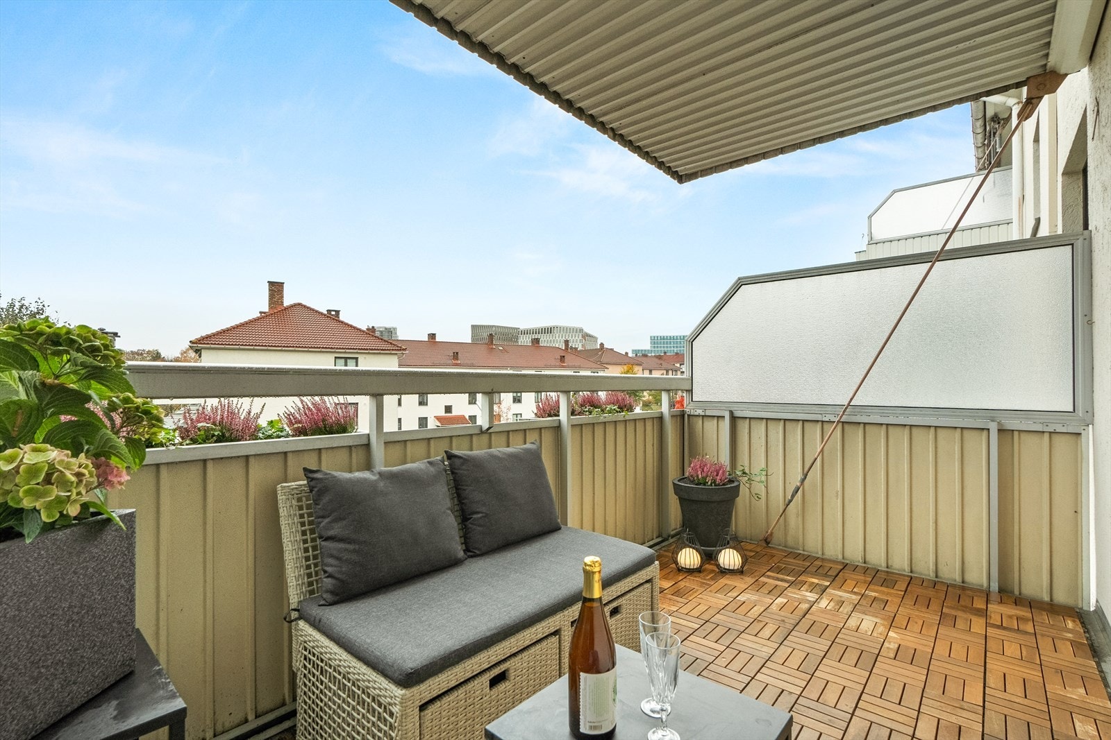 I vår- og sommerhalvåret blir balkongen en naturlig forlengelse av stua, ideell for hyggelige stunder med familie og venner. Galleribilde