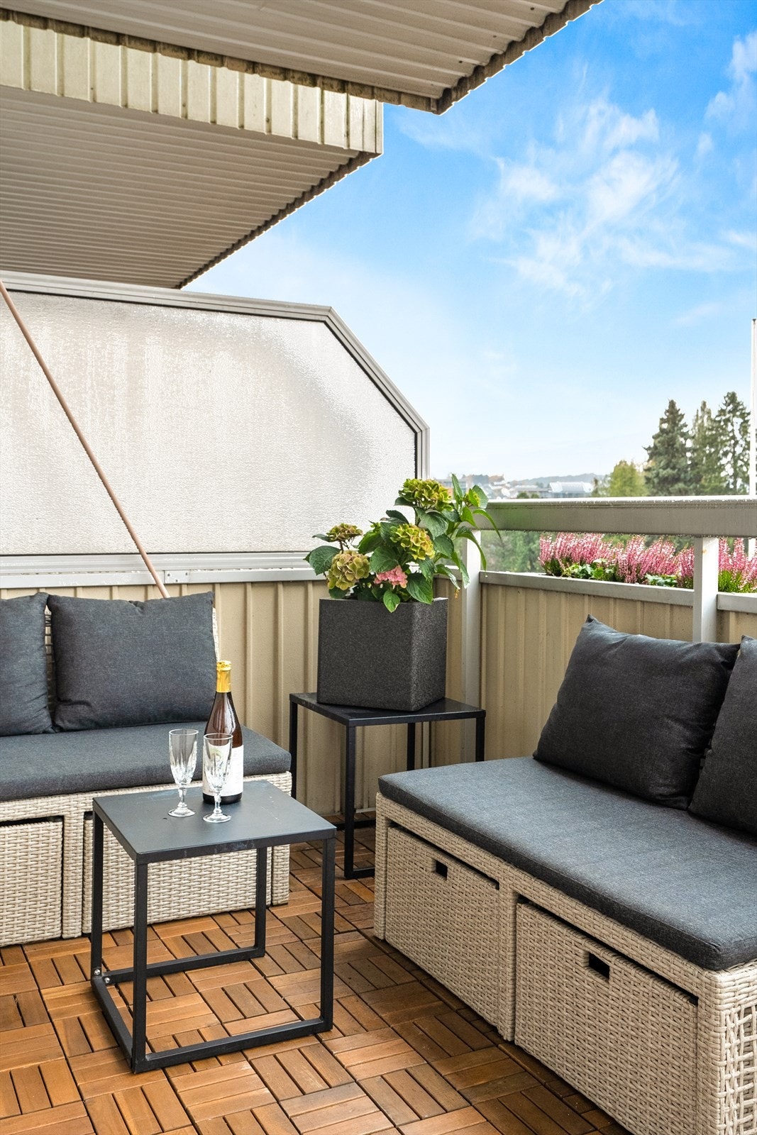 Her er det enkelt å lage en hyggelig uteplass med både utemøbler, planter og gassgrill. Galleribilde