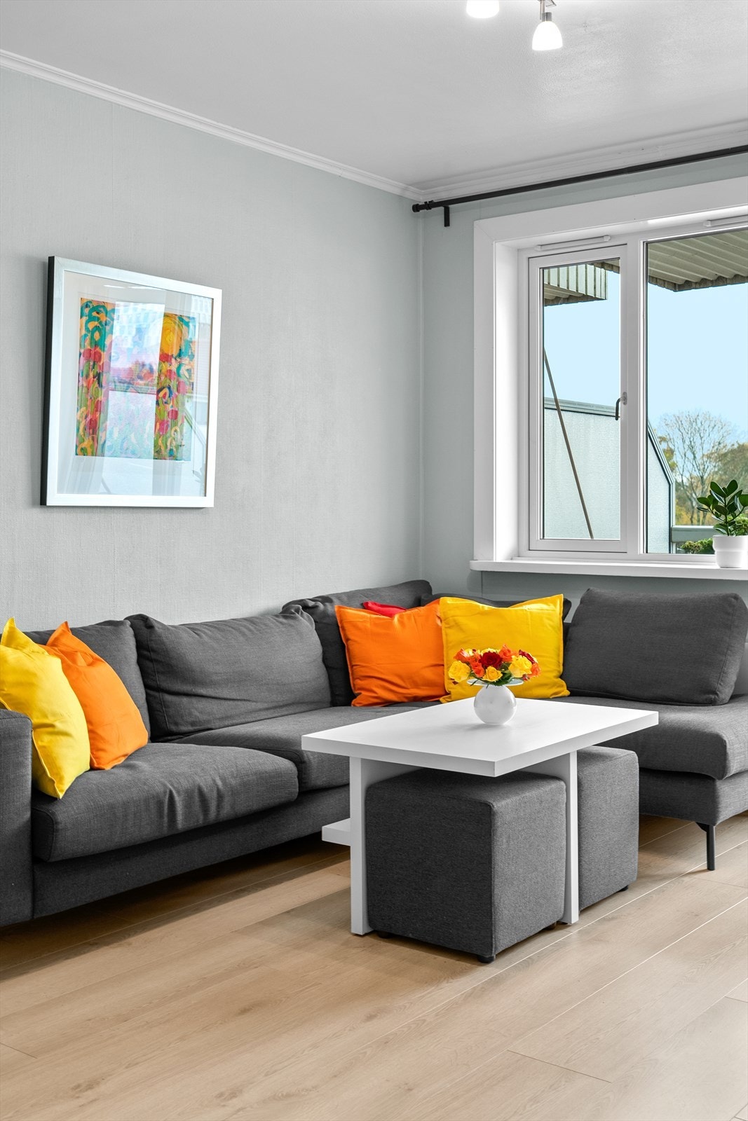 I stua er det plass til en vinkelsofa som gjør at du kan ha flere gjester på besøk. Galleribilde