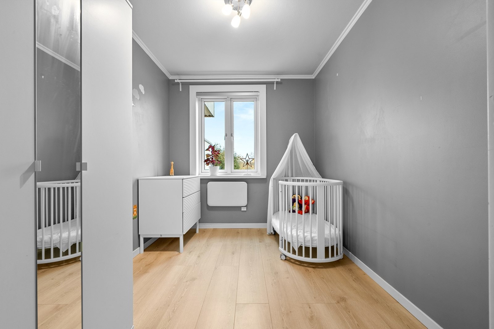 Soverom 2 er også av god størrelse og har plass til både seng og øvrige møbler. Galleribilde