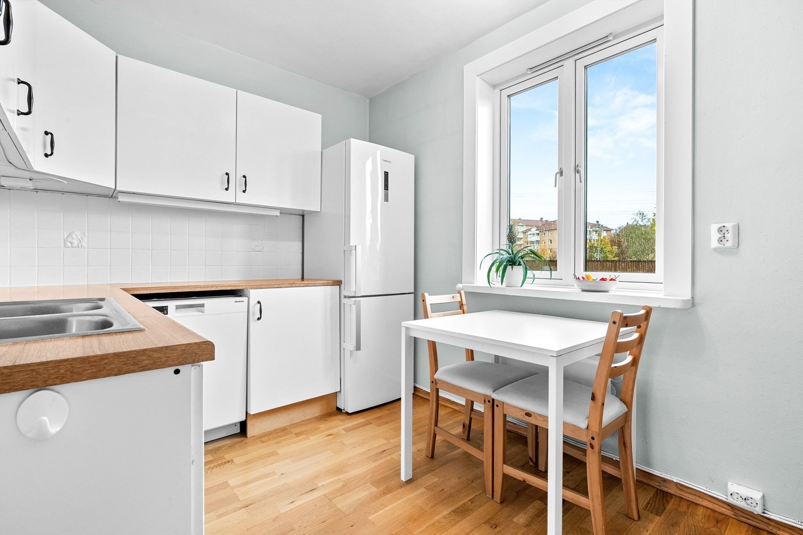 Ekstra hyggelig er det også med plass til et lite spisebord ved vinduet. Galleribilde
