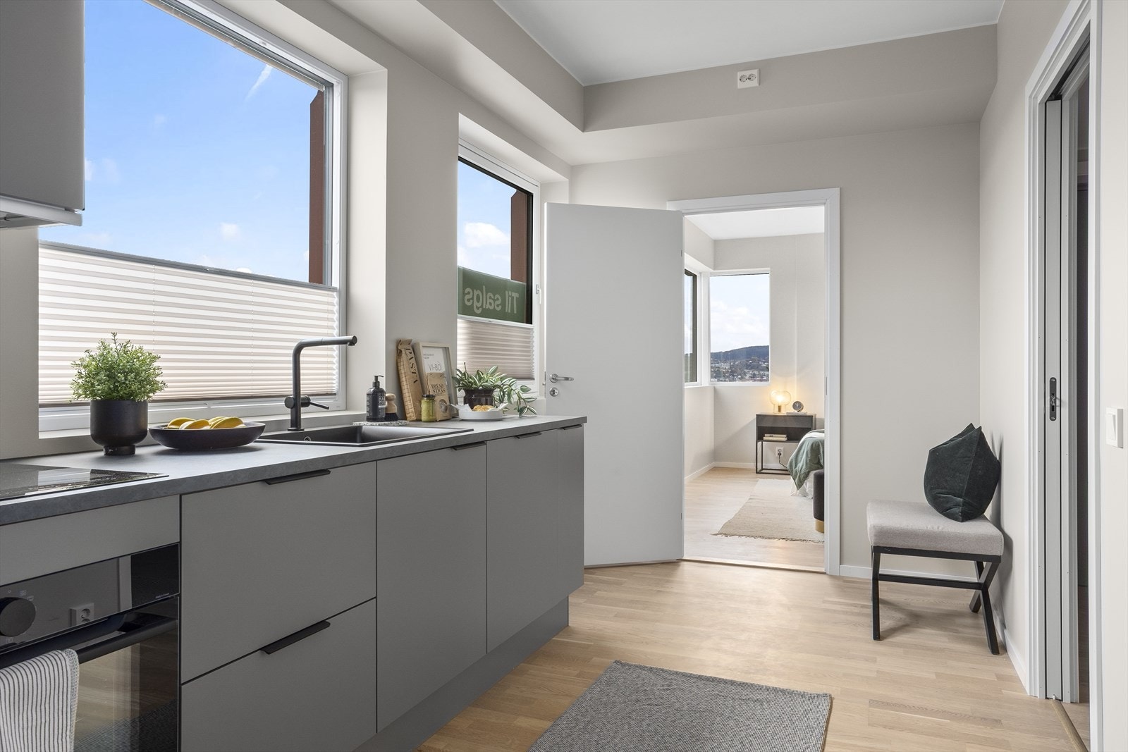 Her får du integrerte hvitevarer som stekeovn, platetopp, oppvaskmaskin, samt kjøl- og fryseskap. Galleribilde