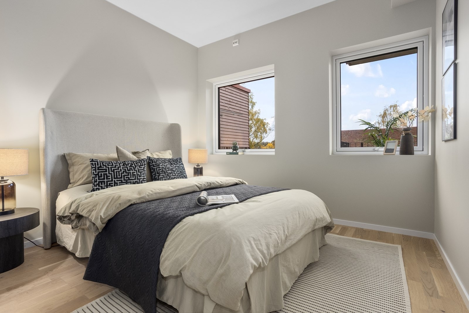 Lyst og romslig hovedsoverom på 9 m² med god plass til dobbeltseng og nattbord. Galleribilde