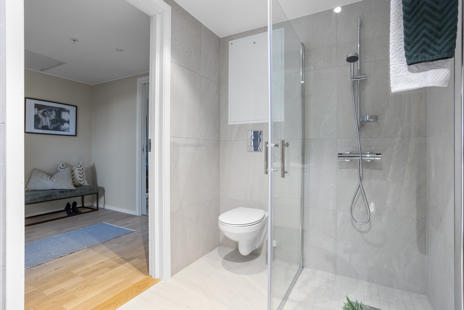 Her er det gjort tilvalg på 60x60 fliser, speilskap og håndtak på innredning. Galleribilde