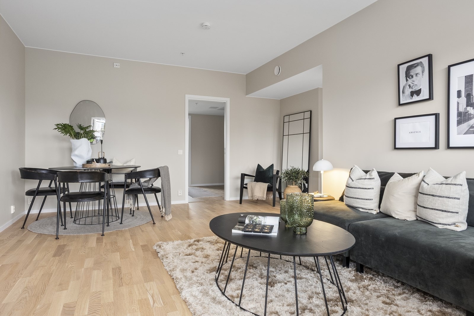 Stuen er på hele 23,8 m² med god plass til både spise- og sittegruppe. Galleribilde