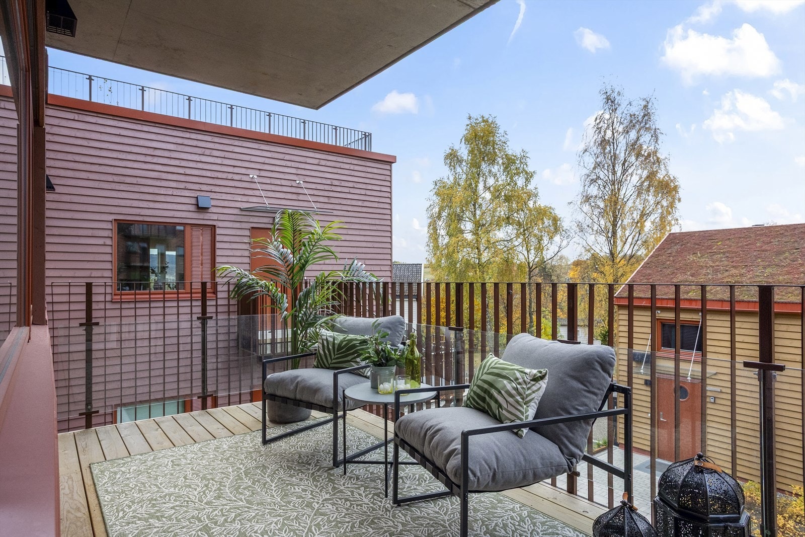 Balkongen er på 9,4 m² med god plass til sittegruppe og tilhørende utemøblement. Balkongen er vendt mot sørvest og rolige fellesareal. Galleribilde