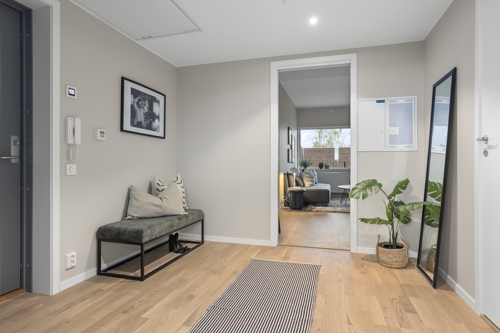 Leiligheten byr på en romslig entré med god plass til oppbevaring av sko- og yttertøy. Galleribilde