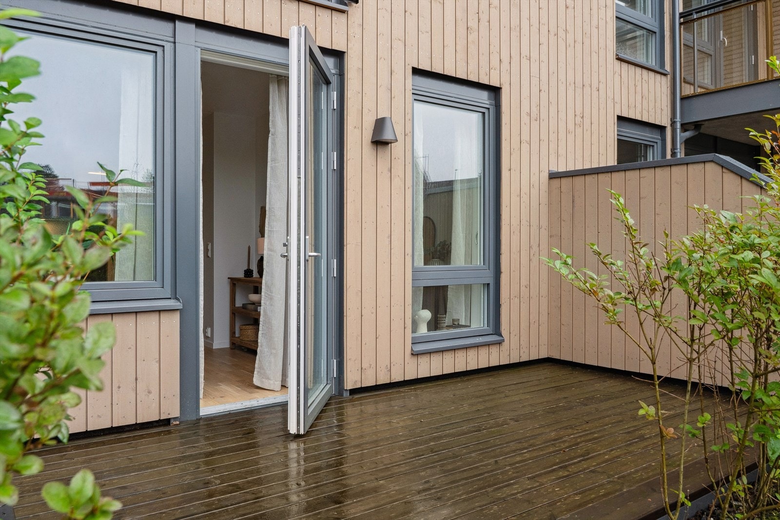 Stor terrasse med utgang fra stue - Deilig om sommeren! Galleribilde