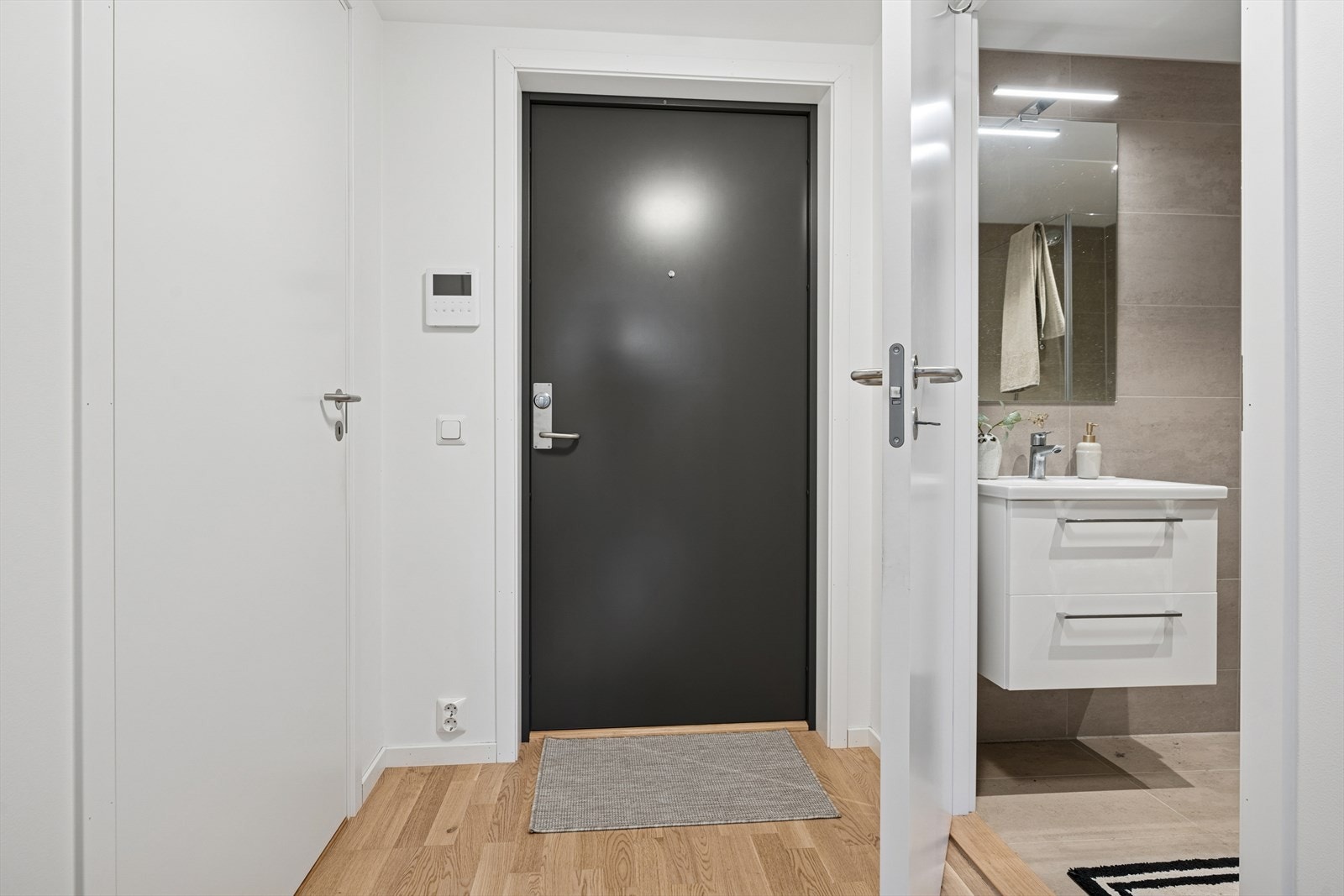 Inngang til innvendig bod samt bad fra gang Galleribilde