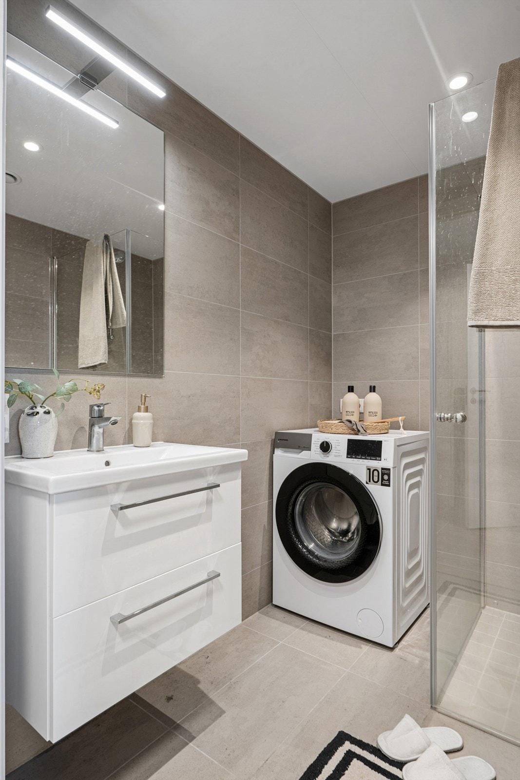 Flotte materialvalg og plass til vaskemaskin! Galleribilde