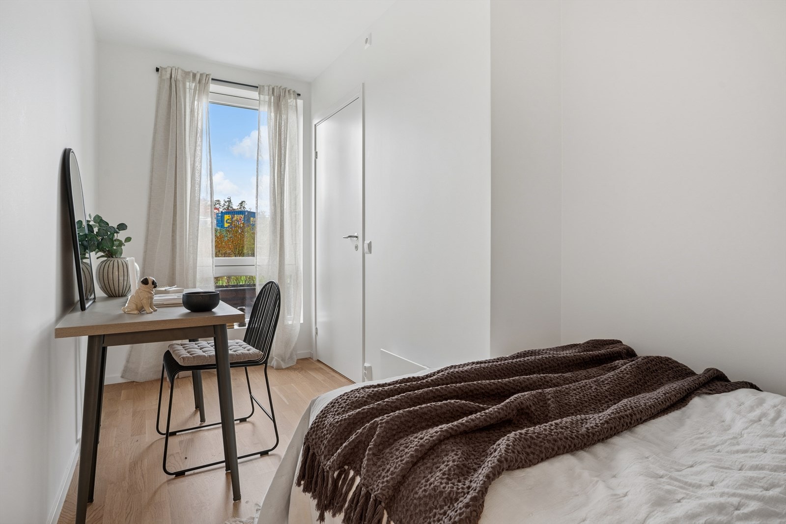 Høyt vindu som slipper inn mye lys! Galleribilde