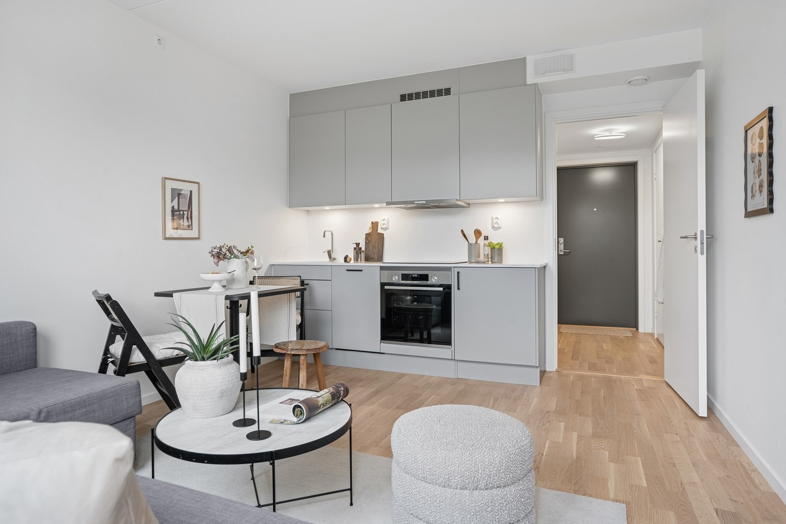 Integrerte hvitevarer og godt med skapplass Galleribilde