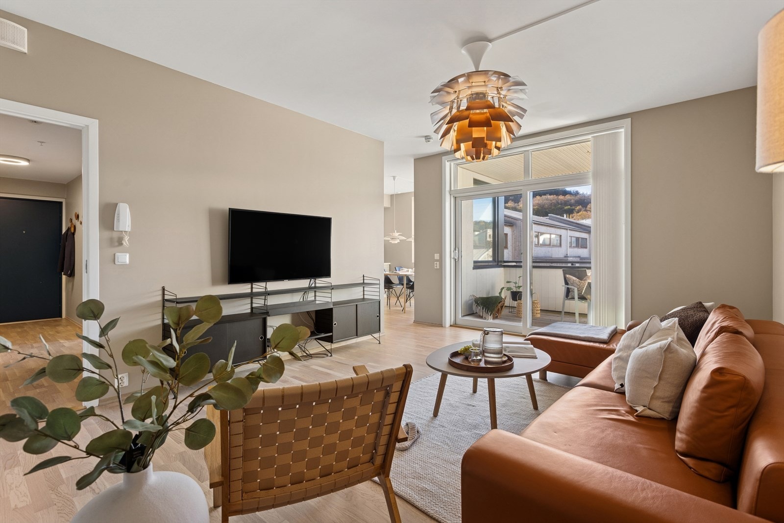 Stuen har god plass til en komfortabel sofagruppe med tilhørende møbler. Galleribilde