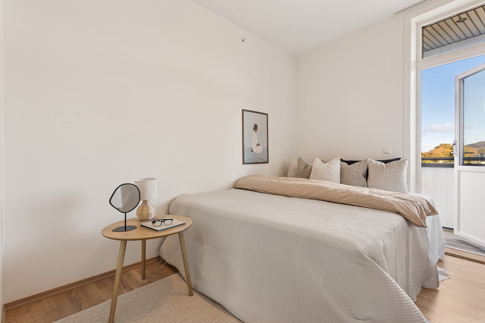 Fra ett av soverommene er det utgang til den andre balkongen tilhørende leiligheten. Galleribilde