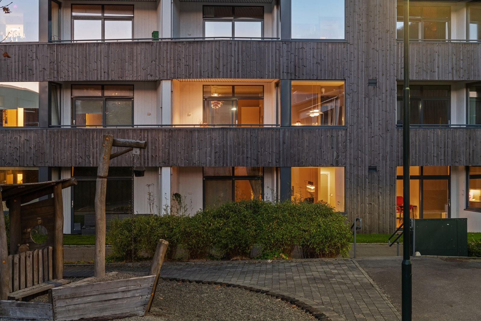 Leiligheten har en fin beliggenhet i boligbyggets andre etasje. Galleribilde