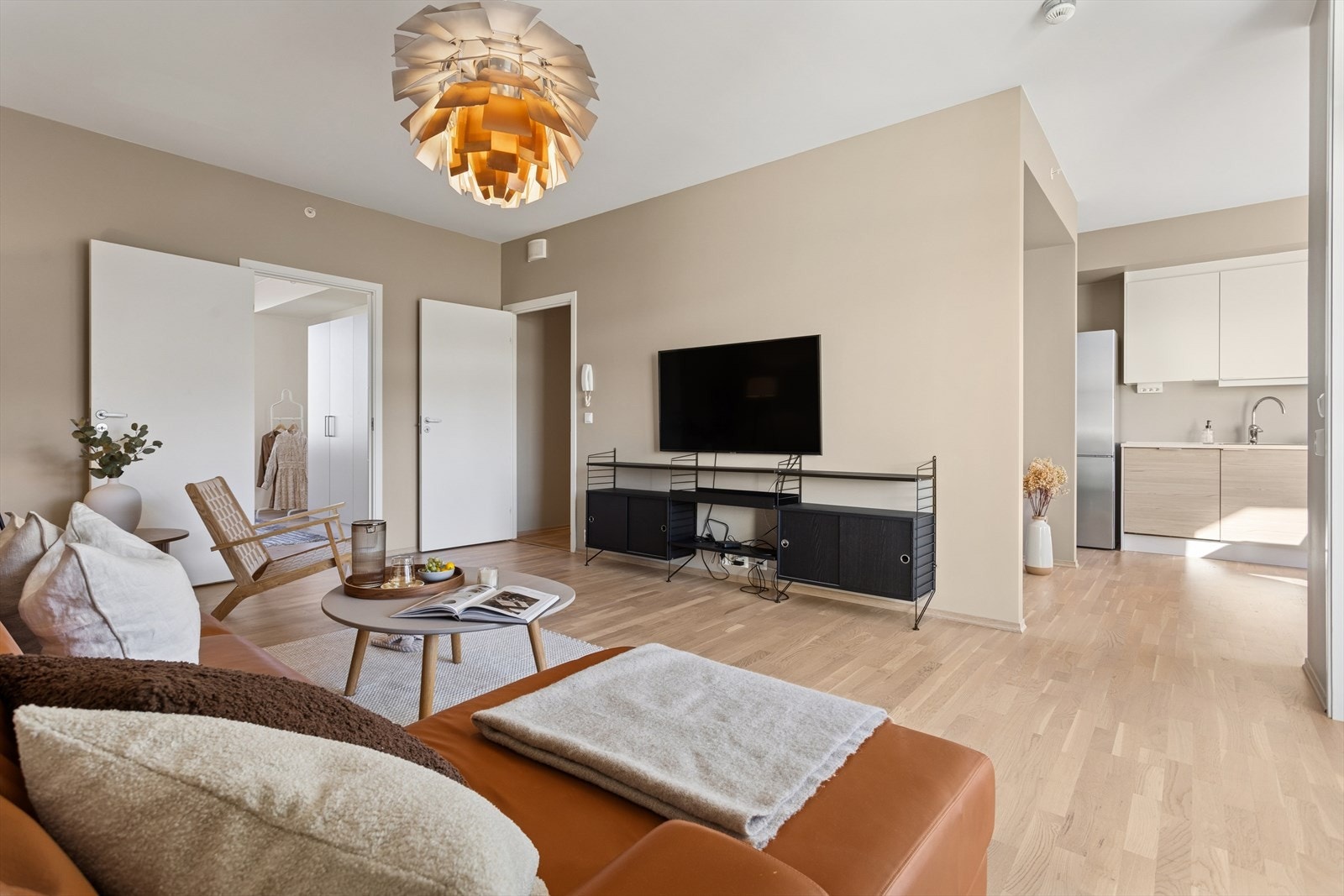 Leiligheten har parkett på gulvet og vegger malt i behagelige, tidsriktige fargetoner. Galleribilde