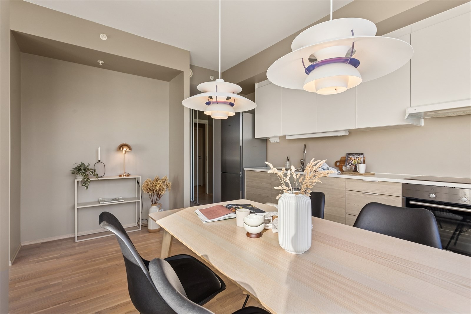 Leiligheten har et flott kjøkkenområde med god plass til spisebord. Galleribilde