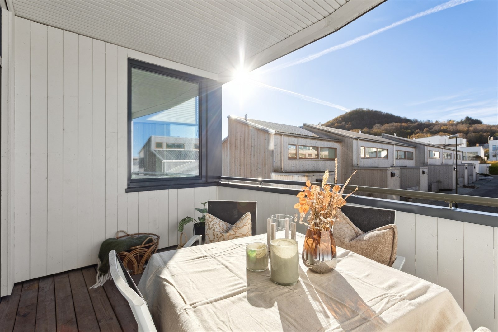 Fra stuen er det skyvedør ut til en herlig, overbygget balkong med plass til utemøbler. Galleribilde