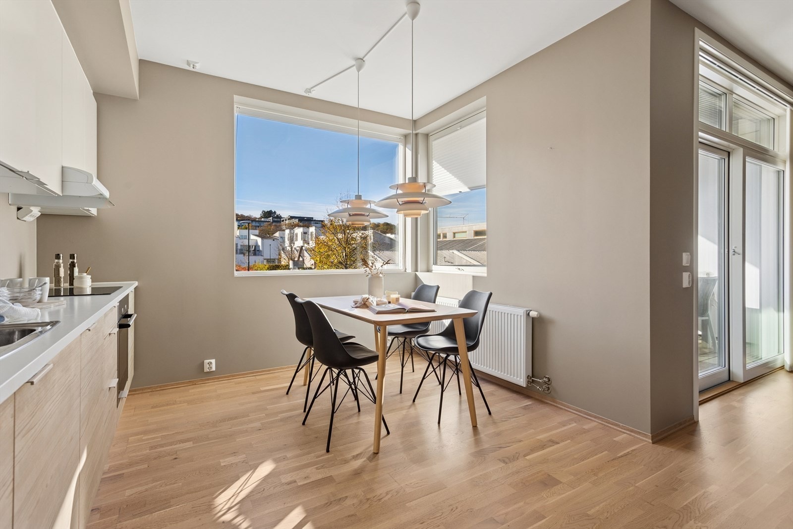 Kjøkkenet er fra byggeåret og velutstyrt med god skapplass. Galleribilde