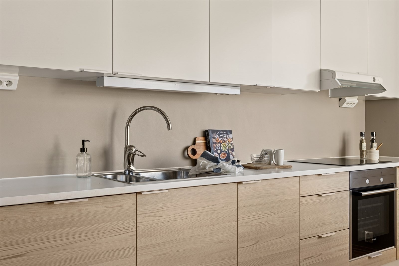 Kjøkkeninnredningen har slette fronter med både over- og underskap. Galleribilde