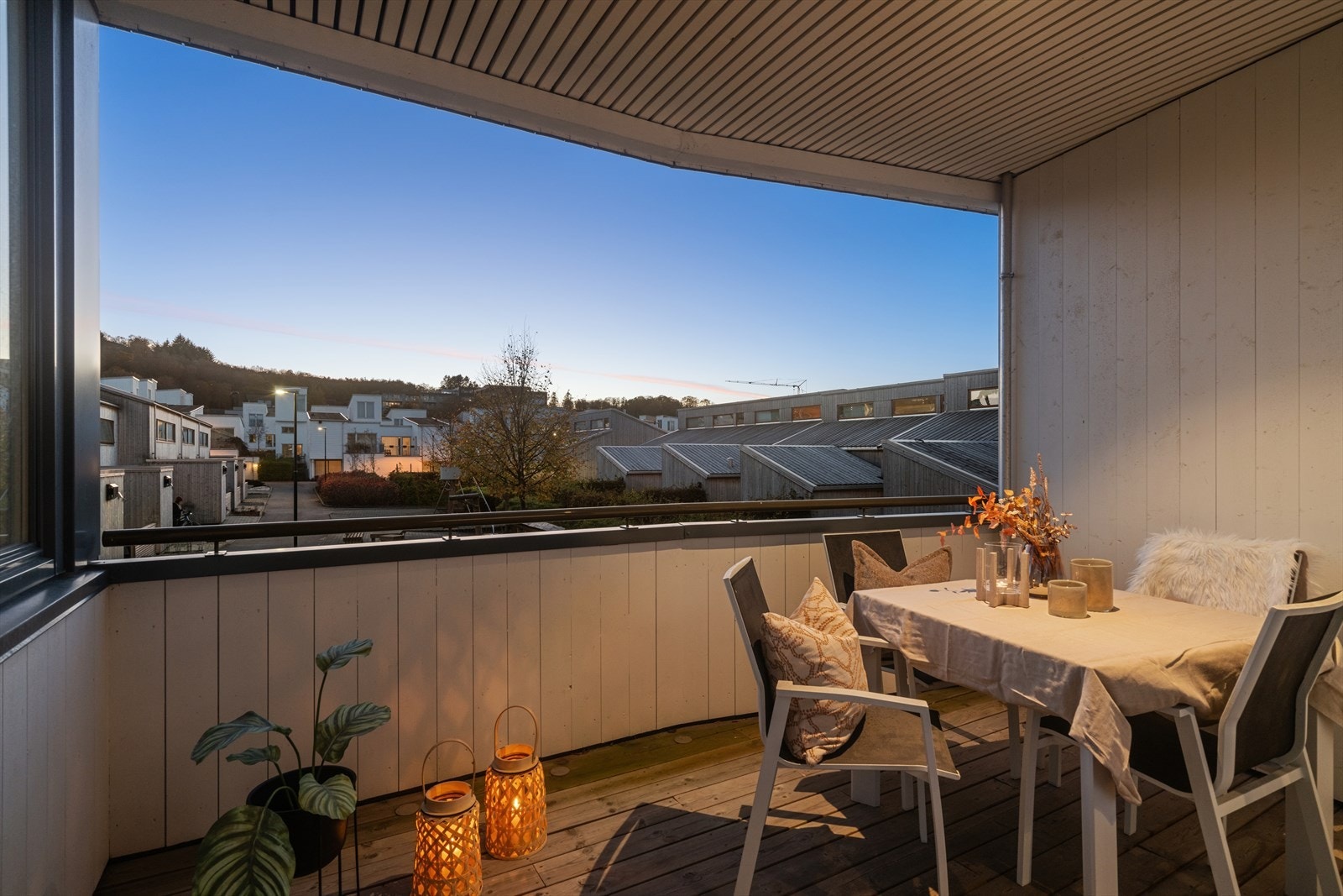 Austtunsletta 79 har en attraktiv og sentral beliggenhet, like ved populære Jåttåvågen. Galleribilde