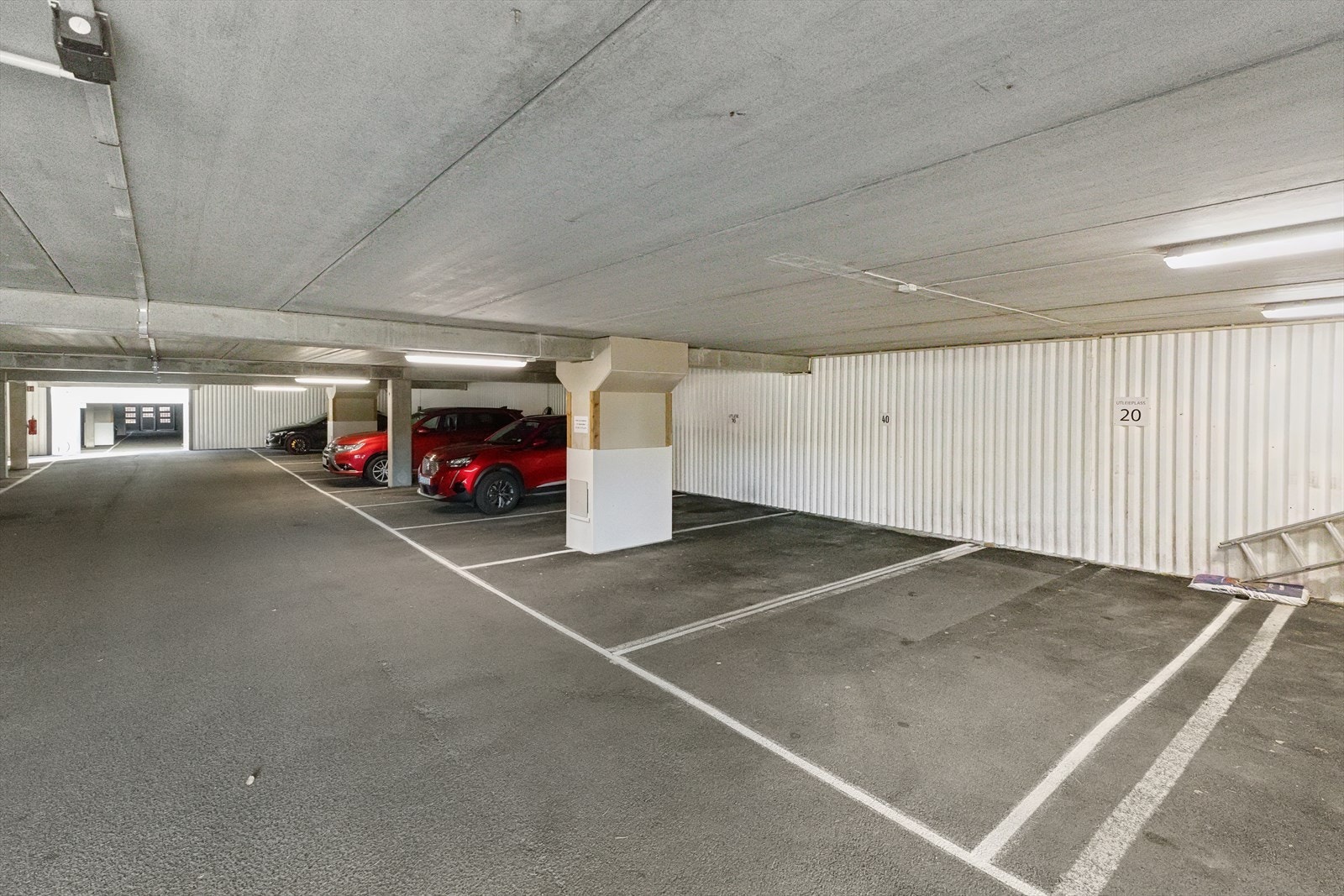 Leiligheten disponerer fast parkeringsplass i garasje. Galleribilde