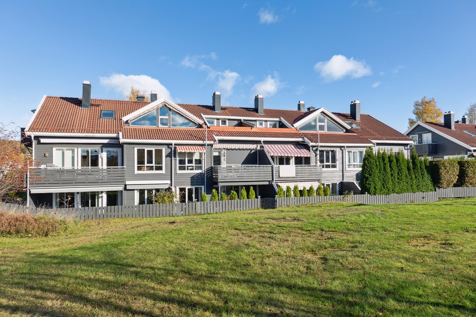 Boligen har en meget flott og solrik beliggenhet i et stille, barnevennlig og naturskjønt boligområde på populære Høybråten. Galleribilde