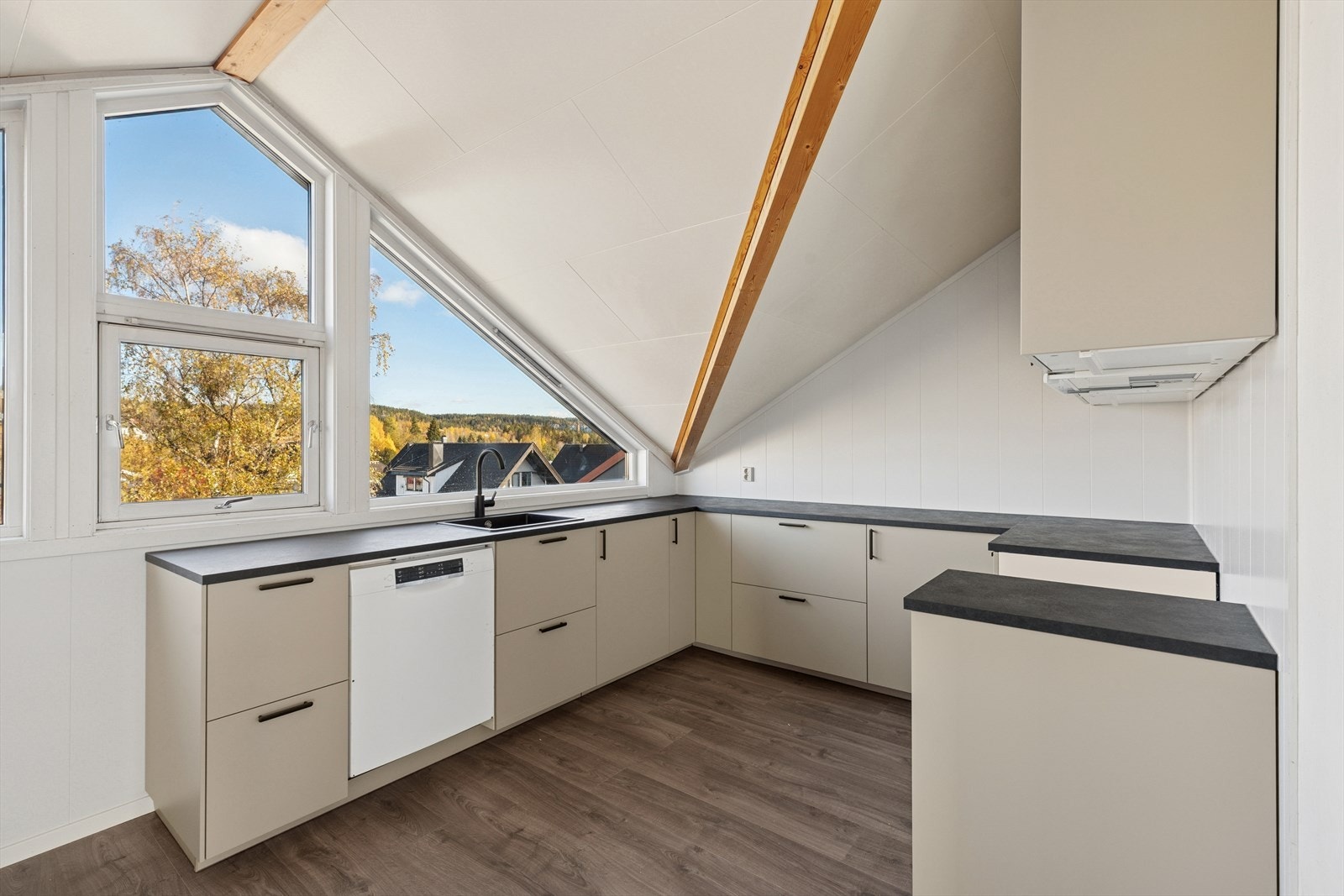 Kjøkkenet ble byttet i 2025, er levert av Ikea og lekkert innredet med beige, slette fronter og sort benkeplate i laminat. Et stort og godt kjøkken hvor man har rikelig med skap- og skuffeplass, samt gode arbeidsflater på benk. Galleribilde