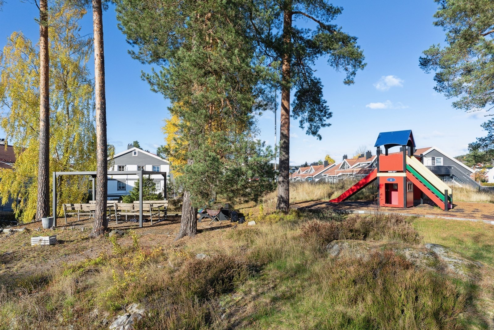 Fellesområdene er flott opparbeidet med lekeplass, sittegrupper og grøntarealer. Her vil både store og små trives! Galleribilde