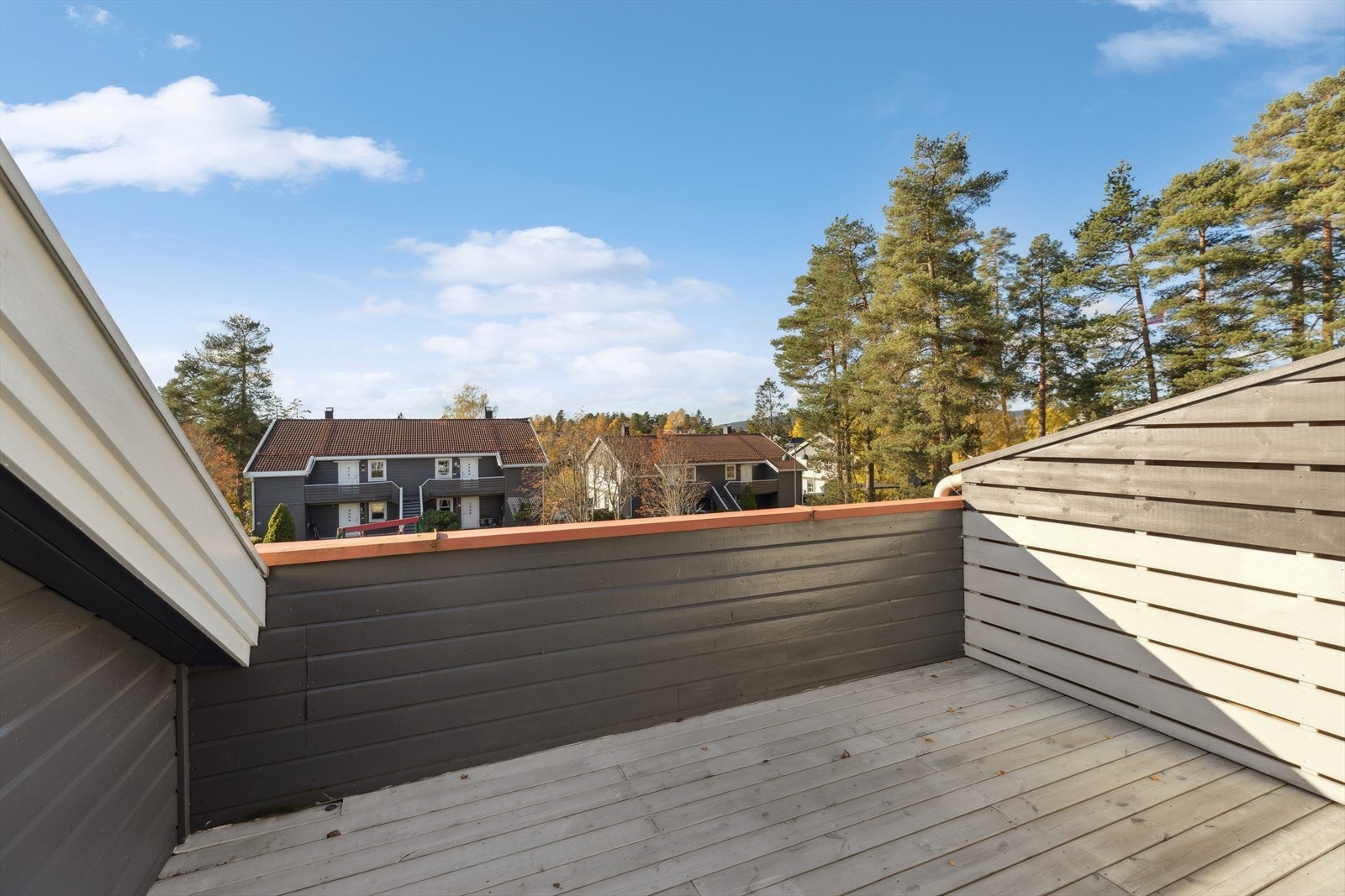 Fra stuen har man utgang til en trivelig terrasse på 11 kvm hvor man kan nyte fine sommerdager! Galleribilde