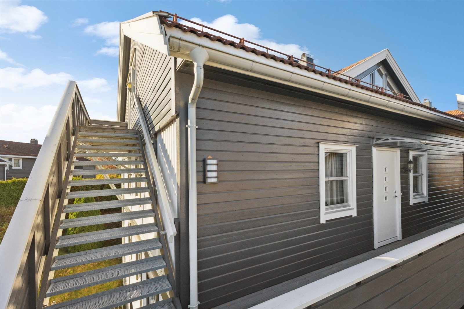 Leiligheten ligger i byggets tredje etasje som også er byggets toppetasje. Galleribilde