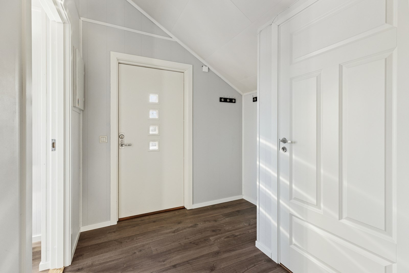 Romslig og lys entré. I tilknytning til entreen ligger en bod hvor man har god lagringsplass til familiens klær og utstyr (se punkt "ferdigattest"). Galleribilde