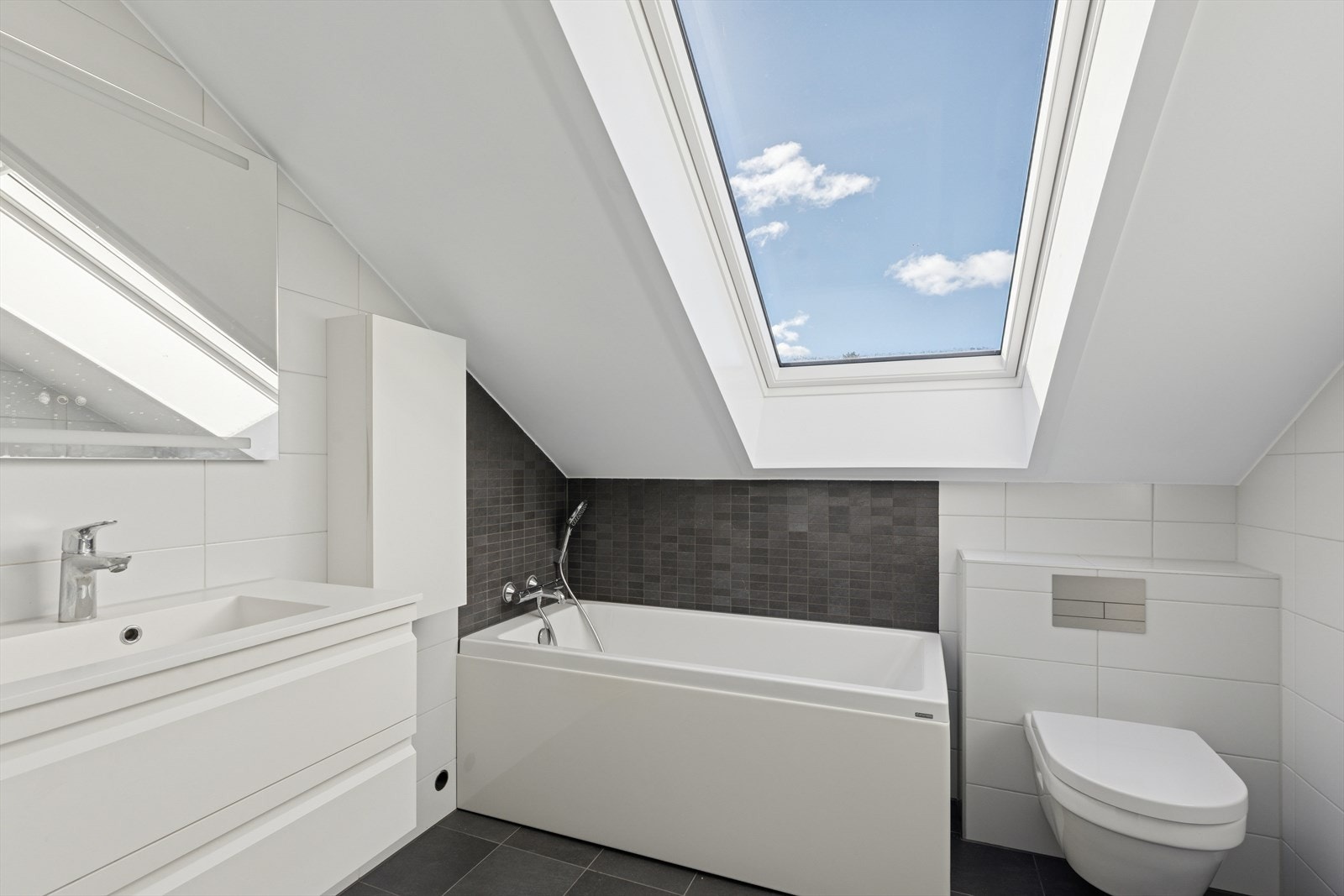 Det andre badet i leiligheten er innredet i tilsvarende stil som badet tilhørende hovedsoverommet og er utstyrt med badekar, vegghengt toalett, elektrisk håndkletørker og baderomsinnredning med nedfelt servant (se punkt "ferdigattest"). Galleribilde