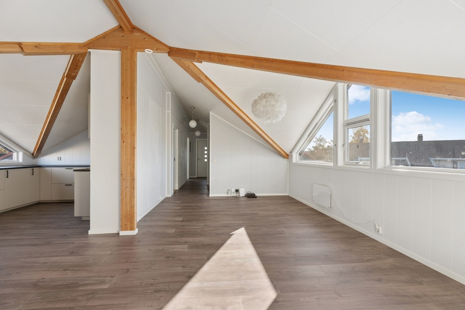 Her har man god plass til å møblere i flere soner med både sofa- og spisegruppe. Galleribilde