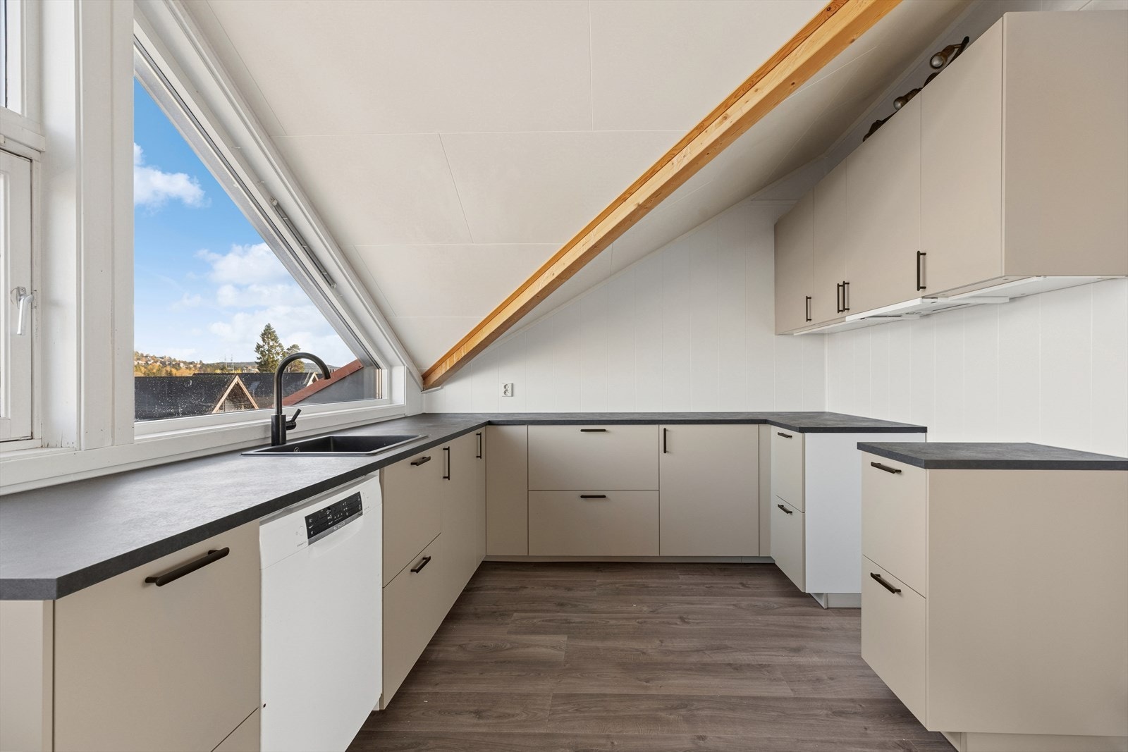 Kjøkkenet er i dag utstyrt med frittstående oppvaskmaskin og kjøkkenventilator med avtrekk ut og har ellers avsatt plass til frittstående kjøleskap og komfyr. Galleribilde