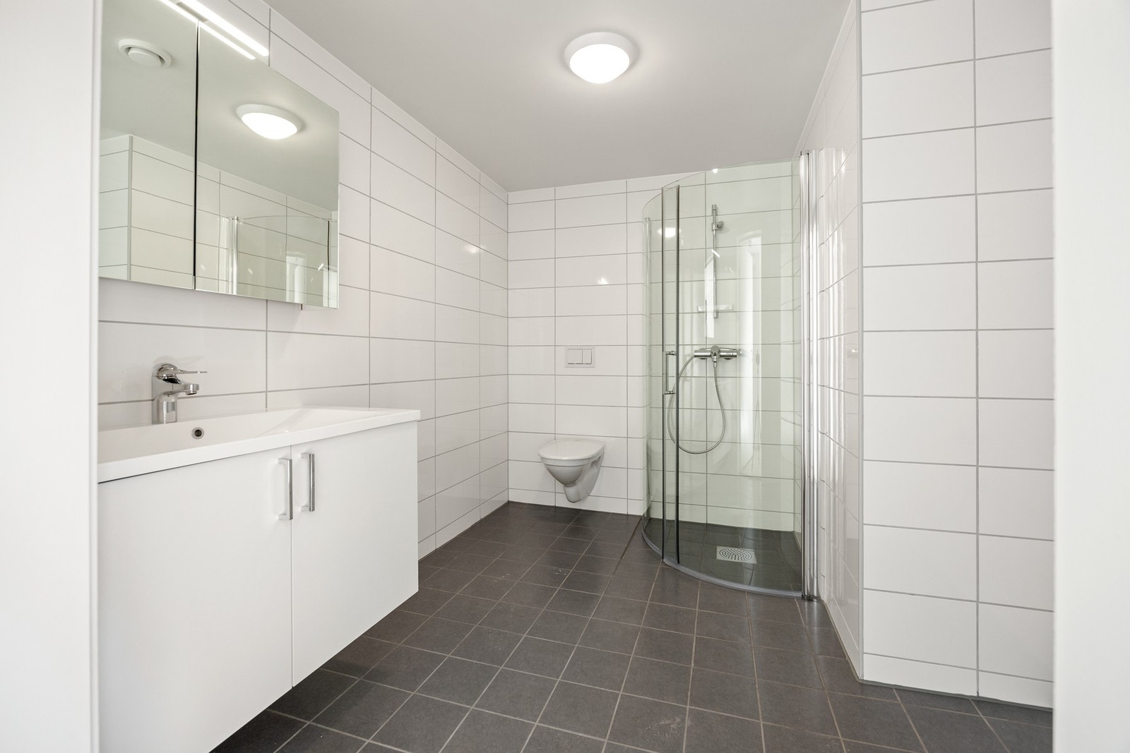 Bad - ca 6 kvm. Flislagte overflater med varme i gulv. Galleribilde