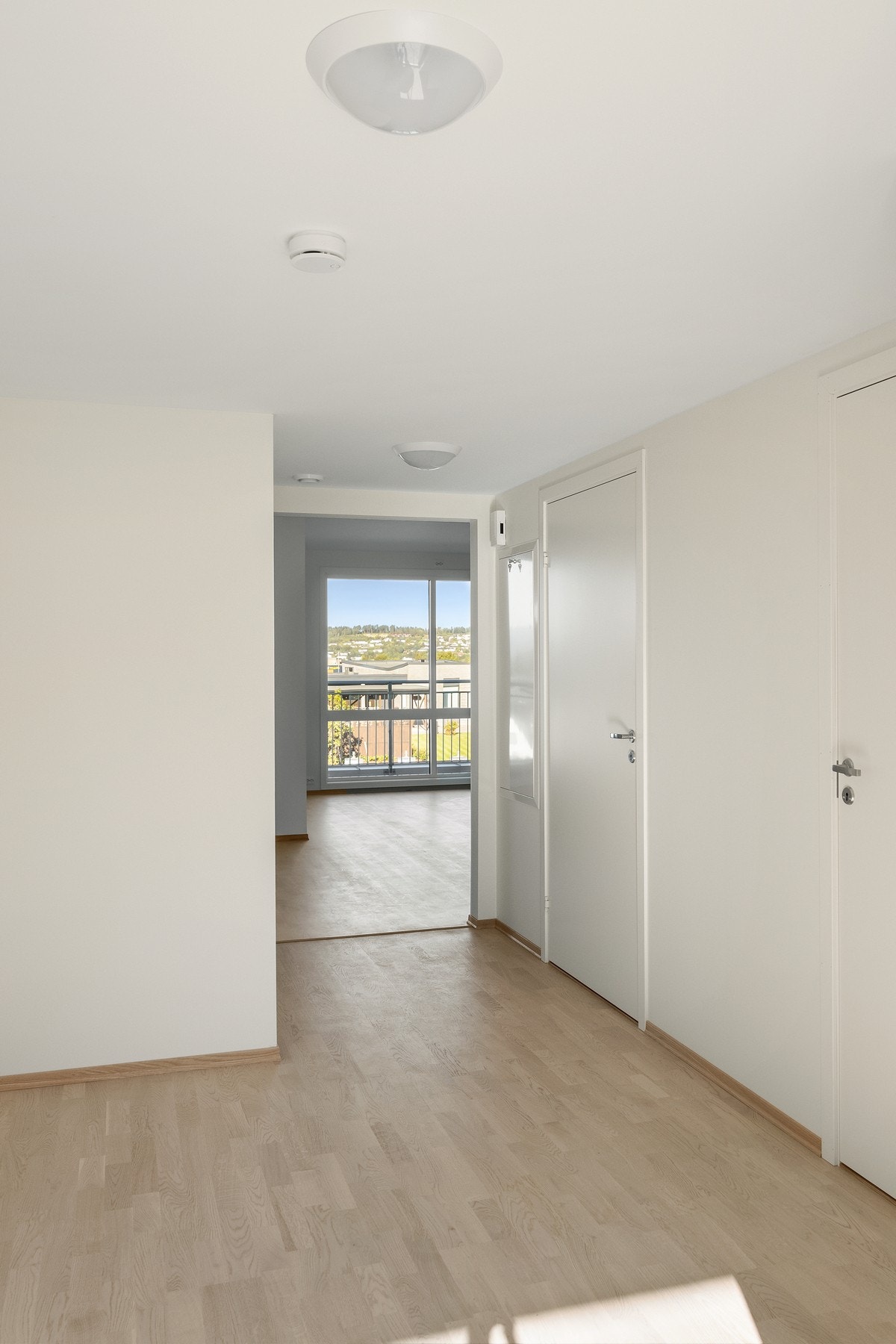 Gang - ca 9 kvm. Dør inn til to soverom, bod og bad. Galleribilde