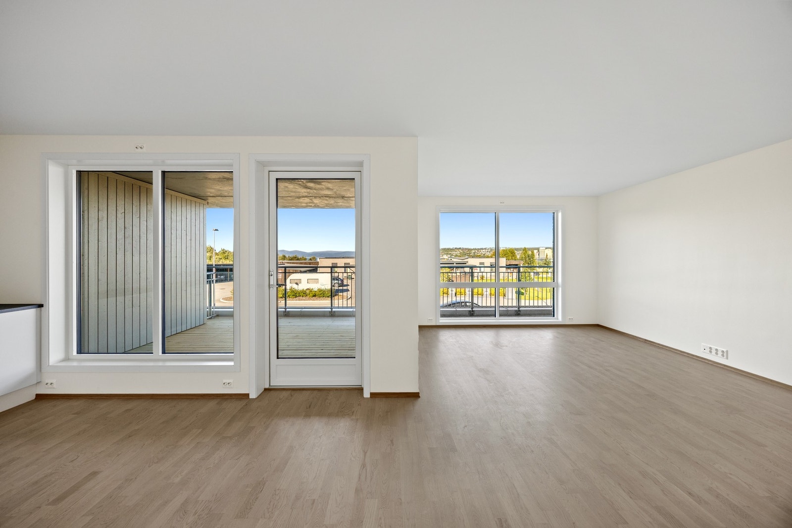 Store vindu gir godt med lys inn i stuen og sørger for flott utsikt Galleribilde